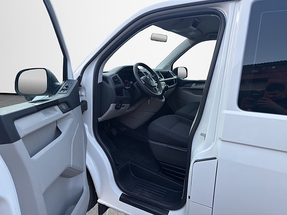 Volkswagen Caravelle 10 of 30