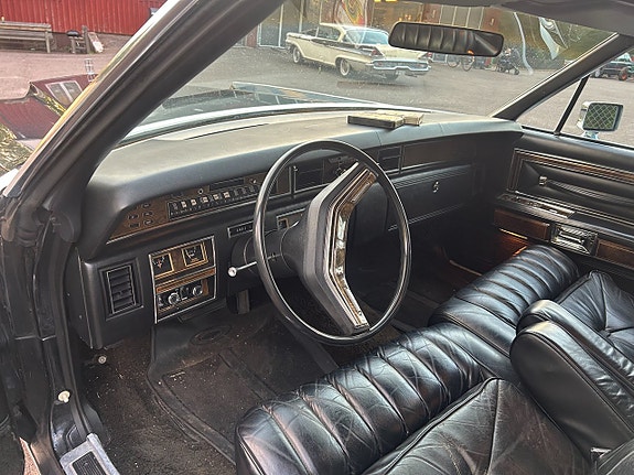 Lincoln Continental 7 of 11