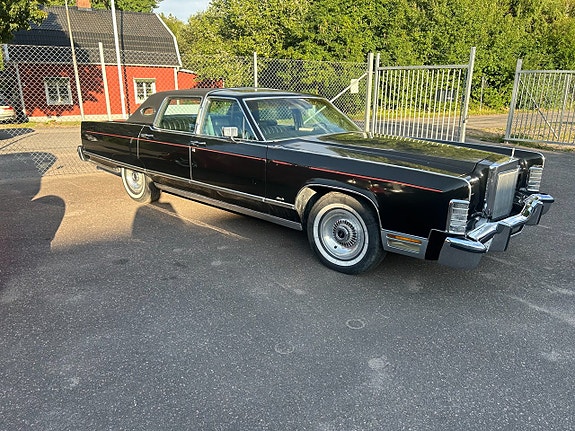 Lincoln Continental 2 of 11
