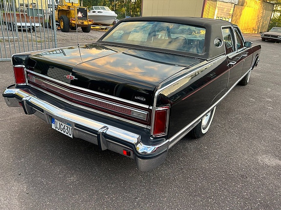 Lincoln Continental 5 of 11
