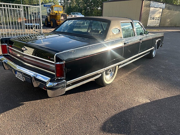 Lincoln Continental 4 of 11
