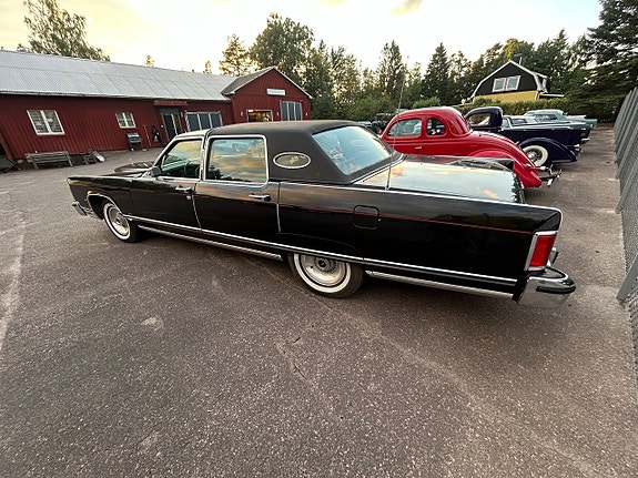 Lincoln Continental 3 of 11