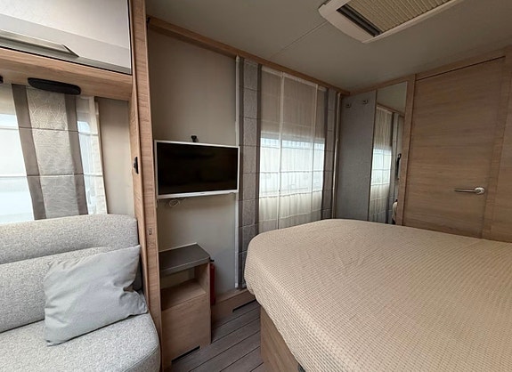 Knaus Südwind 650 PXB - Queenbed -Frontkök - 60YEdition 8 of 14