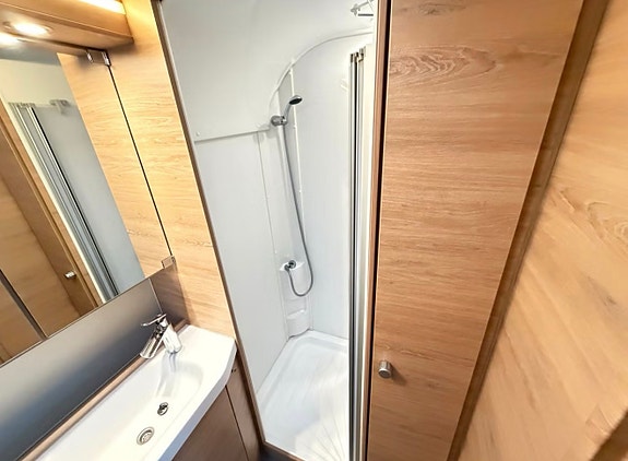Knaus Südwind 650 PXB - Queenbed -Frontkök - 60YEdition 10 of 14