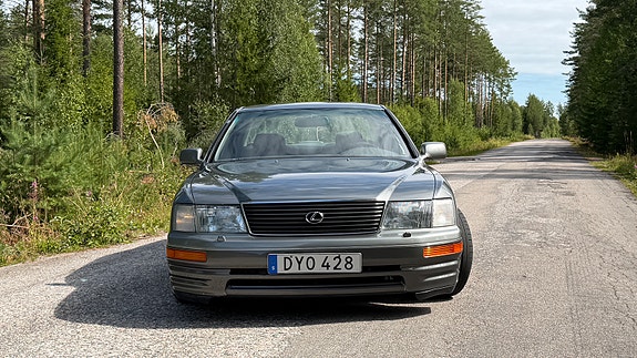 Lexus LS400 2 of 8
