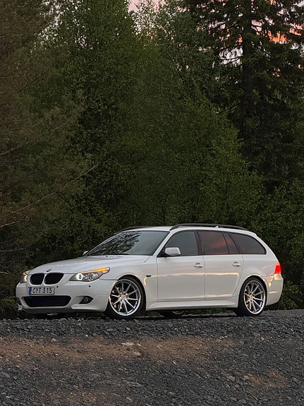 BMW 520d 2 of 5