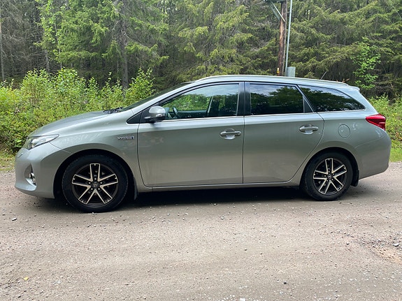 Toyota Auris 2 of 9