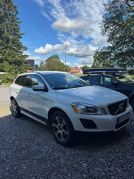 Volvo XC60 2 of 9