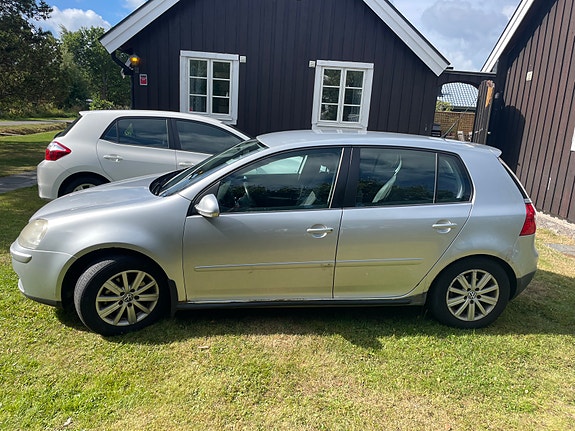 Volkswagen Golf V 2 of 9