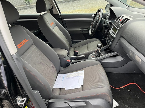 Volkswagen Golf V 3 of 3
