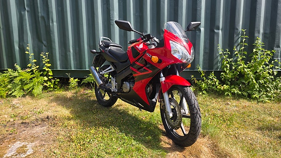 Honda CBR125R 4 of 8