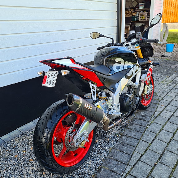 Aprilia Tuono V4 Factory 3 of 3