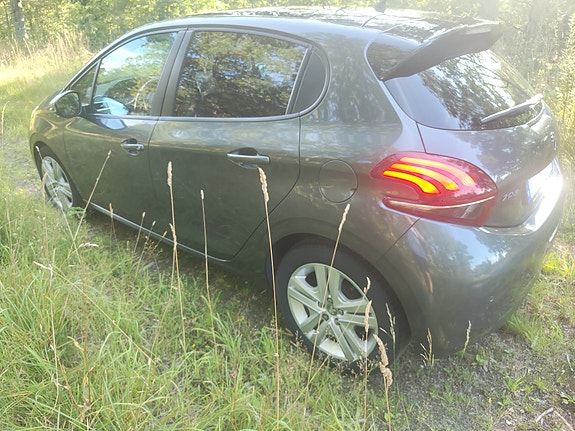 Peugeot 208 2 of 5