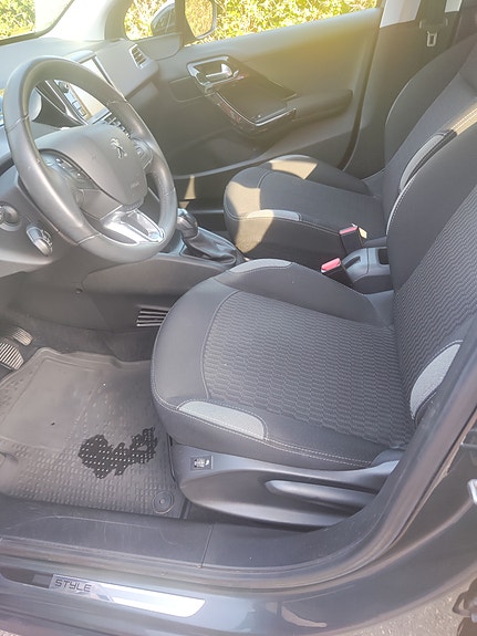 Peugeot 208 3 of 5