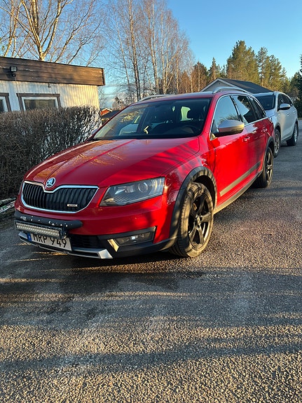 Skoda Octavia Scout 2 of 9