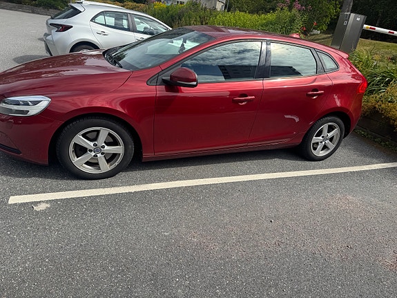 Volvo V40 2 of 10