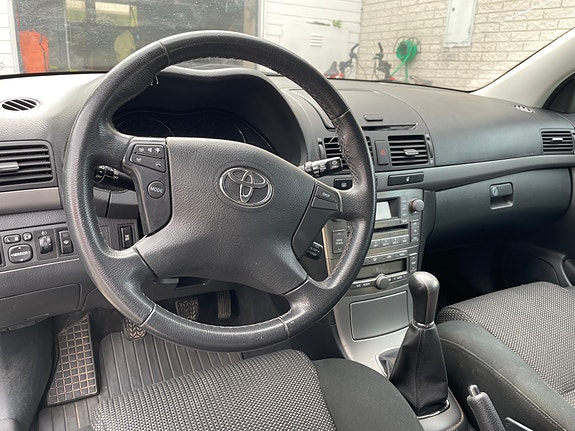 Toyota Avensis 3 of 6