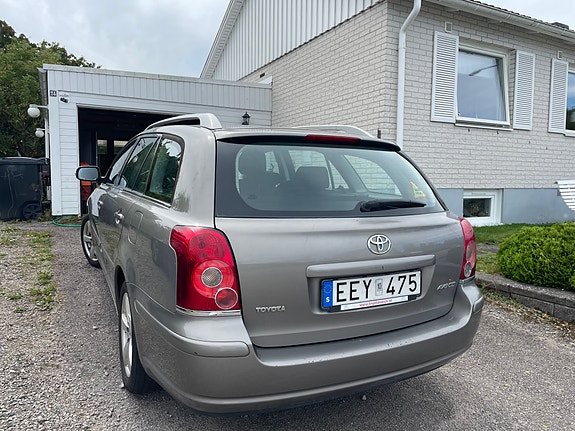 Toyota Avensis 2 of 6