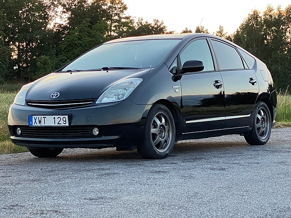 Toyota Prius 2 of 9