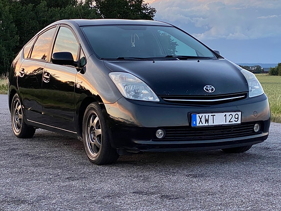 Toyota Prius 3 of 9