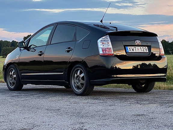 Toyota Prius 4 of 9