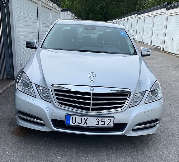 Mercedes-Benz E220 2 of 12