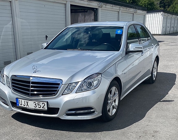 Mercedes-Benz E220 3 of 12