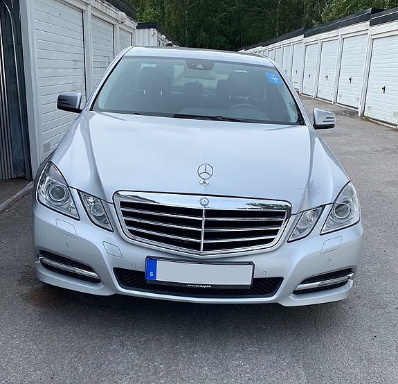 Mercedes-Benz E220 2 of 12