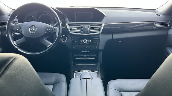 Mercedes-Benz E220 7 of 12