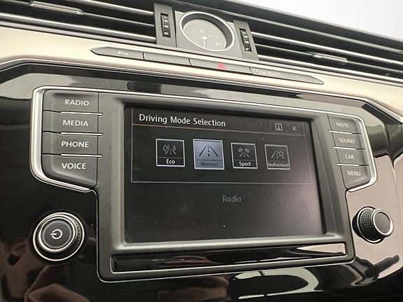 Volkswagen Passat 22 of 30
