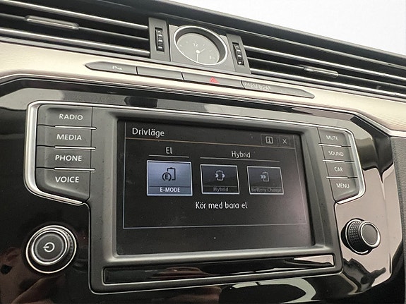Volkswagen Passat 23 of 30