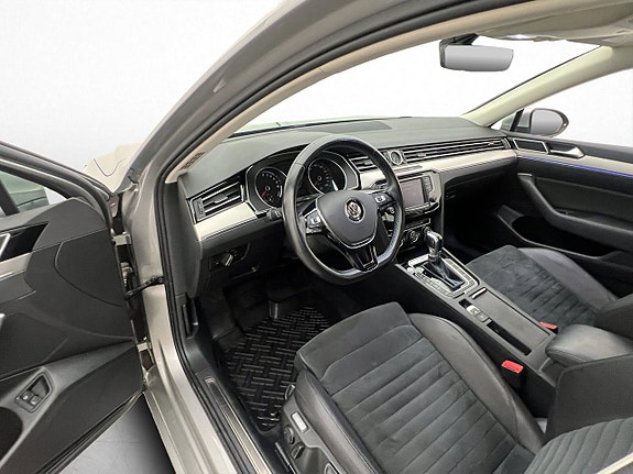 Volkswagen Passat 11 of 30