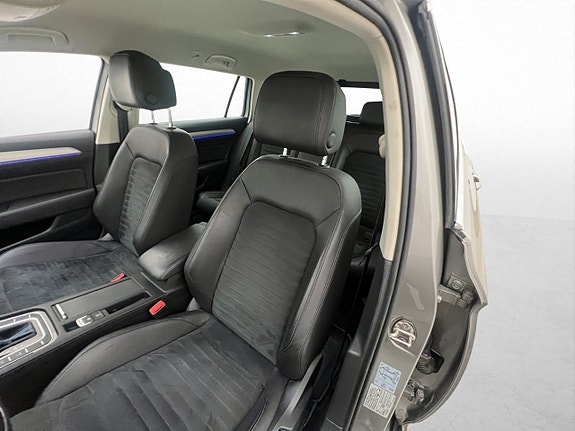 Volkswagen Passat 12 of 30