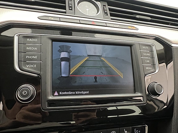 Volkswagen Passat 19 of 30