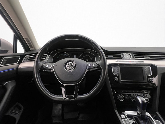 Volkswagen Passat 14 of 30