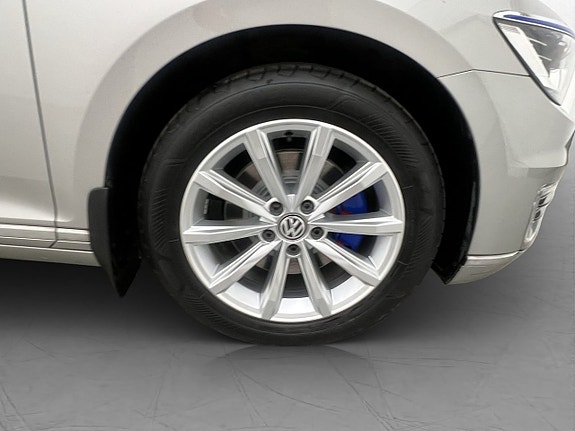 Volkswagen Passat 30 of 30