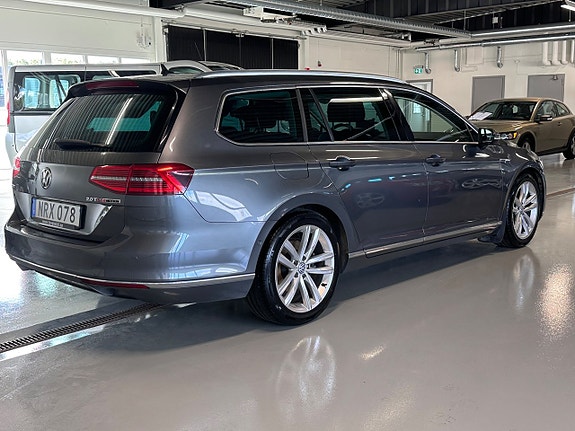 Volkswagen Passat 4 of 12