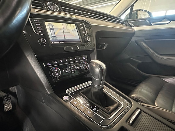 Volkswagen Passat 8 of 12