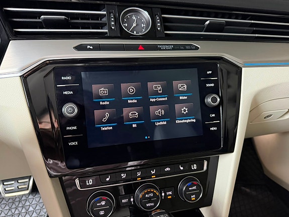 Volkswagen Passat Alltrack 17 of 23
