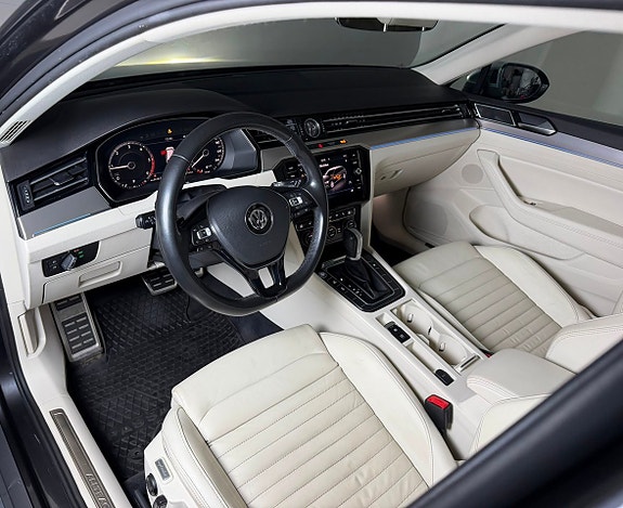 Volkswagen Passat Alltrack 9 of 23