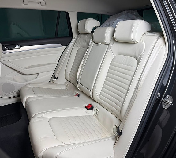 Volkswagen Passat Alltrack 11 of 23