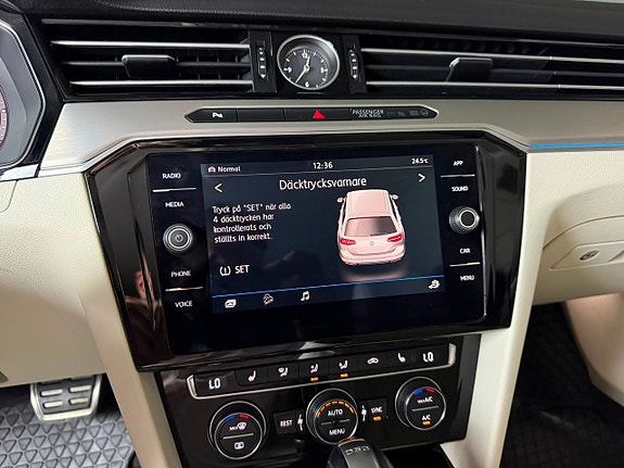 Volkswagen Passat Alltrack 18 of 23