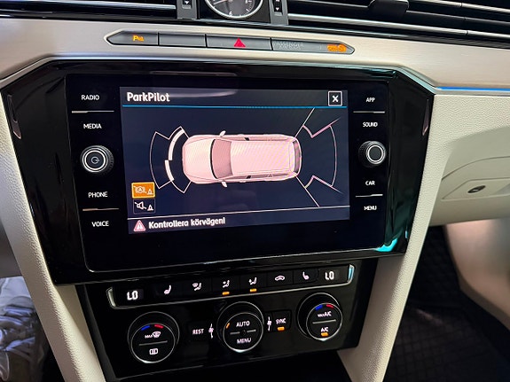Volkswagen Passat Alltrack 20 of 23