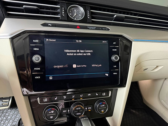 Volkswagen Passat Alltrack 19 of 23