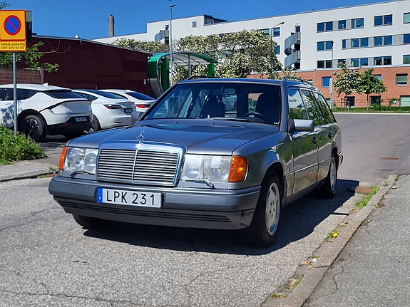 Mercedes-Benz 300 TE 2 of 8