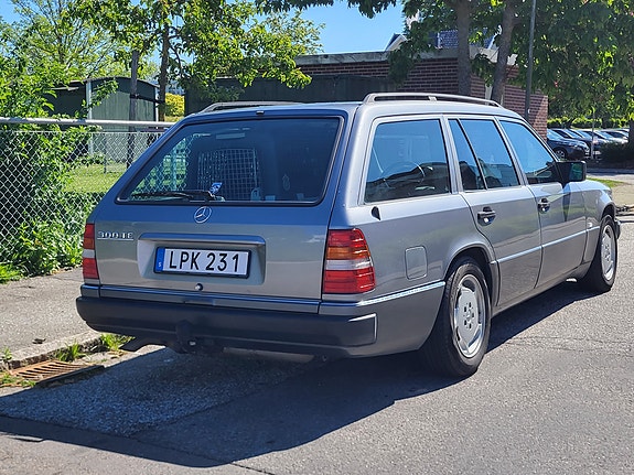 Mercedes-Benz 300 TE 3 of 8