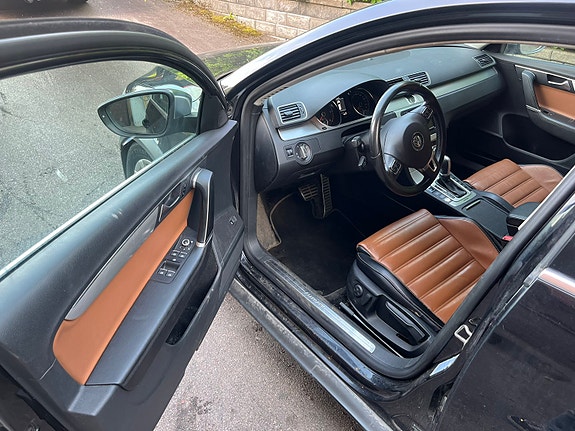 Volkswagen Passat Alltrack 3 of 4