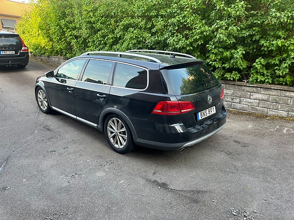 Volkswagen Passat Alltrack 2 of 4