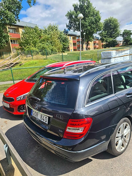 Mercedes-Benz C220 2 of 9
