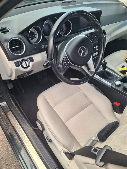 Mercedes-Benz C220 4 of 9